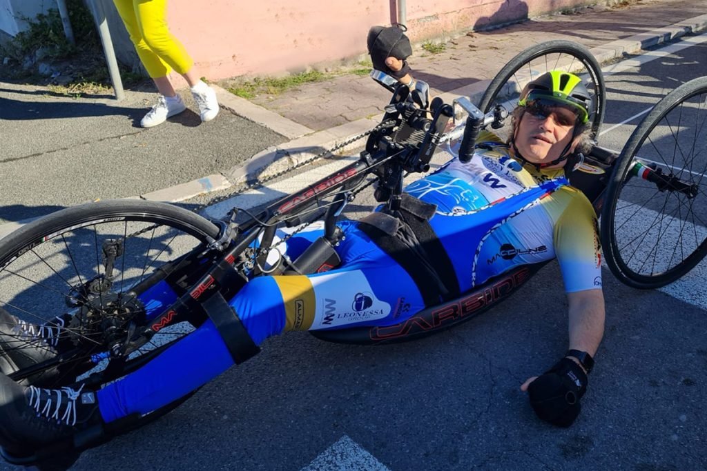 Il bresciano Giuseppe Uberti, 62 anni, è maglia rosa al Giro d'Italia di handbike (cat. MH1) dopo le prime cinque tappe