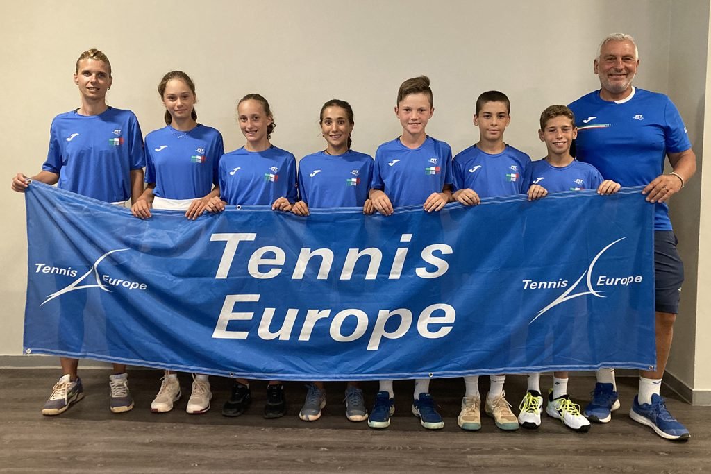 Le due formazioni dell'Italia alla cerimonia di inaugurazione della ventesima edizione della Lampo Trophy - Nation Cup. Da sinistra: Verdiana Verardi (cap. Italia femminile), Sofia Cadar, Martina Matarrese, Emma Sereni, Riccardo Bogdan Pastrav, Alessandro Arcangeli, Leonardo Cicchinelli e Omar Urbinati (cap. Italia maschile) (foto Alvaro Maffeis)