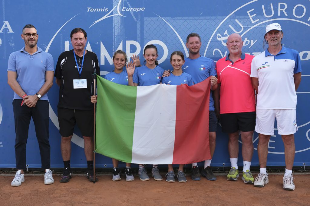 La formazione dell'Italia in gara da giovedì nella Summer Cup by Dunlop, con gli organizzatori della manifestazione del Tennis Forza e Costanza 1911 (foto Mattia Sassoli)