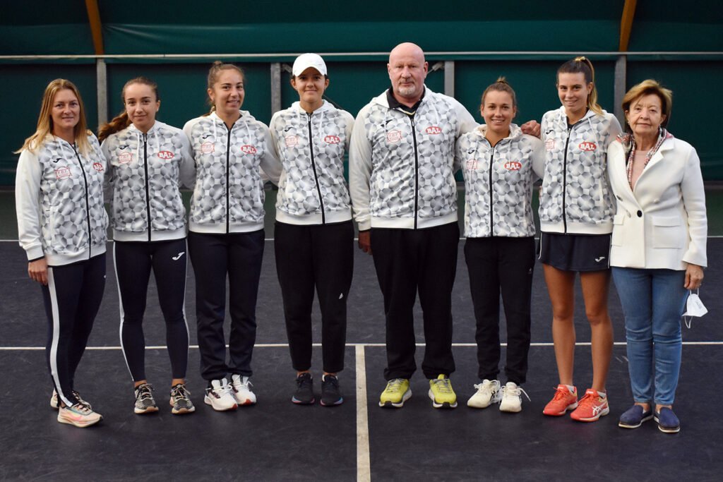 La formazione della Bal Lumezzane, pronta per prendere parte al Campionato di Serie A1. Da sinistra: Elisa Belleri (vice cap.), Eleonora Canovi, Anastasia Piangerelli, Rubina De Ponti, Alberto Paris (capitano), Ylena In-Albon, Chiara Catini e Nerina Bugatti (presidente Tennis Club Lumezzane) (foto GAME)