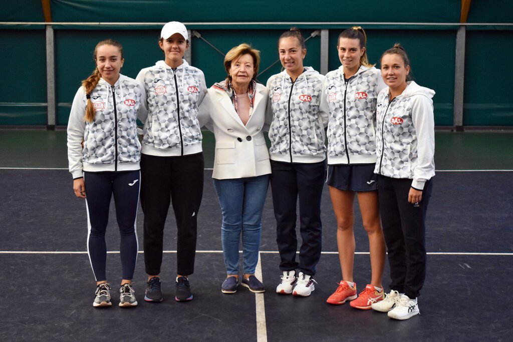 La formazione della Bal Lumezzane, pronta per prendere parte al Campionato di Serie A1. Al centro Nerina Bugatti, presidente del Tennis Club Lumezzane (foto GAME)