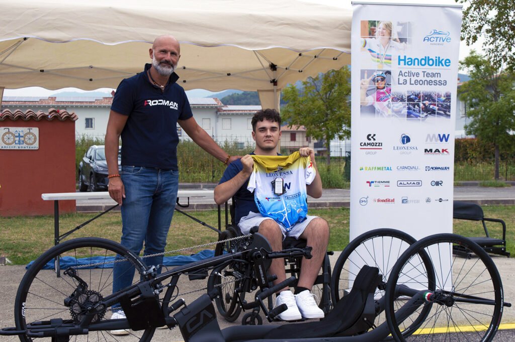 La consegna di una nuova handbike al giovane Giammarco Pini, grazie al progetto "una pedalata per la giustizia" promosso da Danilo Fornasieri (sinistra) (foto Grazia Lumini)