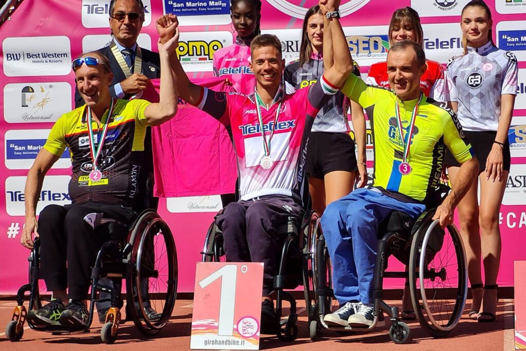 Mirko Testa (al centro) ha vinto la sesta tappa del Giro d'Italia di handbike, riconquistando la maglia rosa