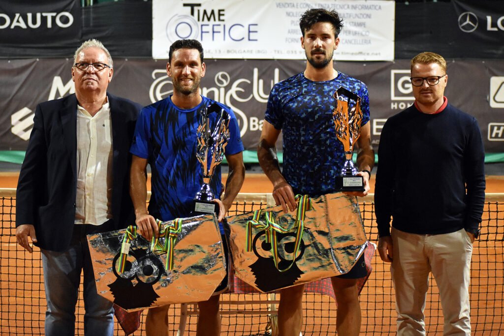La premiazione dell'Open Erca del Tennis Club Bagnatica. Da sinistra: Gianluigi Terzi (presidente Tc Bagnatica), Davide Pontoglio (vincitore), Mariano Kestelboim (finalista) e Roberto Vavassori (assessore allo sport del Comune di Bagnatica) (foto GAME)
