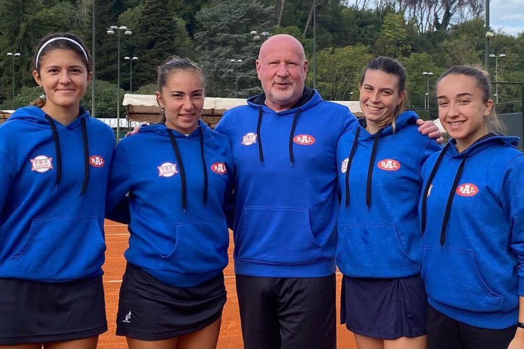 La formazione della Bal Lumezzane sconfitta all'esordio stagionale in Serie A1. Da sinistra: Rubina De Ponti, Anastasia Piangerelli, Alberto Paris (capitano), Chiara Catini ed Eleonora Canovi