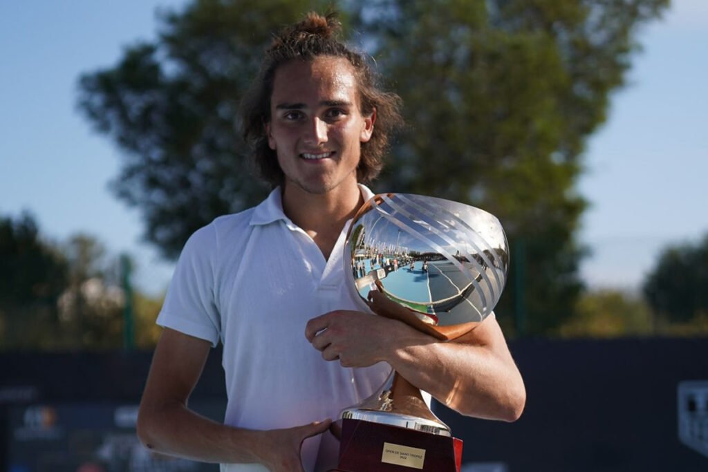 Mattia Bellucci, classe 2001, con il trofeo del Saint-Tropez Open. Per il giovane della MXP Tennis Academy è il primo titolo Challenger in carriera