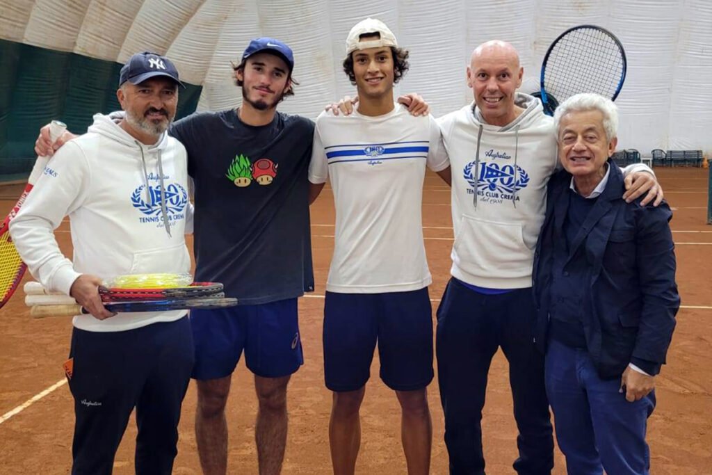 Il Tennis Club Crema ha vinto alla prima giornata di Serie A1. Da sinistra: Armando Zanotti (cap.), Nicholas-David Ionel, Leonardo Cattaneo, Fabio Delfini (vice cap.) e Stefano Agostino (presidente Tc Crema)