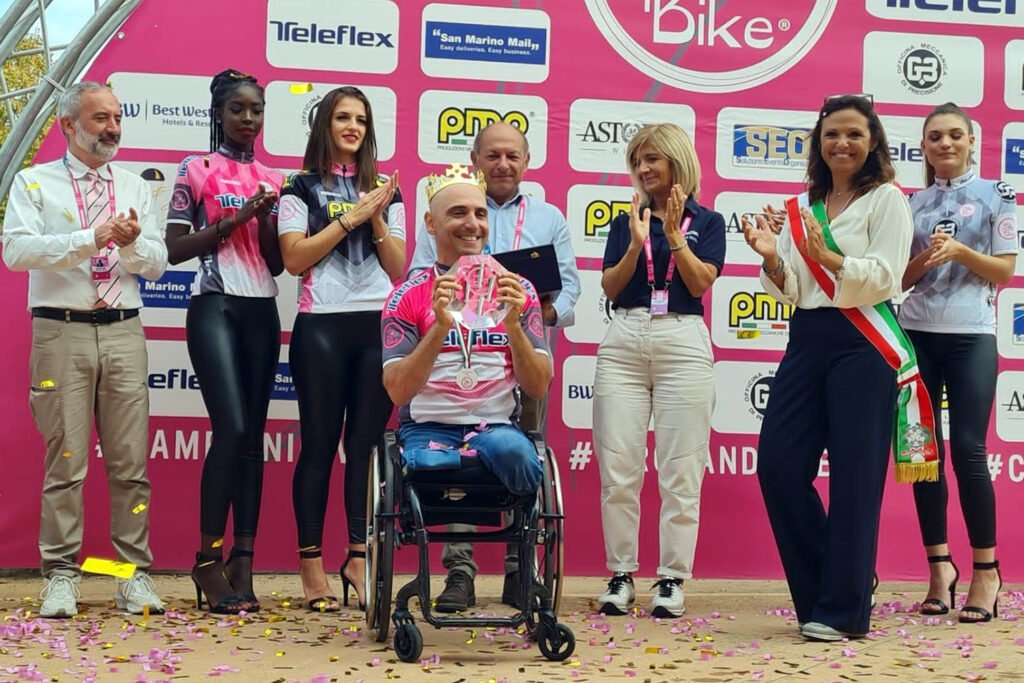 Mirko De Cortes, 45 anni da Calcinato, con il premio riservato al vincitore assoluto dell'edizione 2022 del Giro d'Italia di handbike
