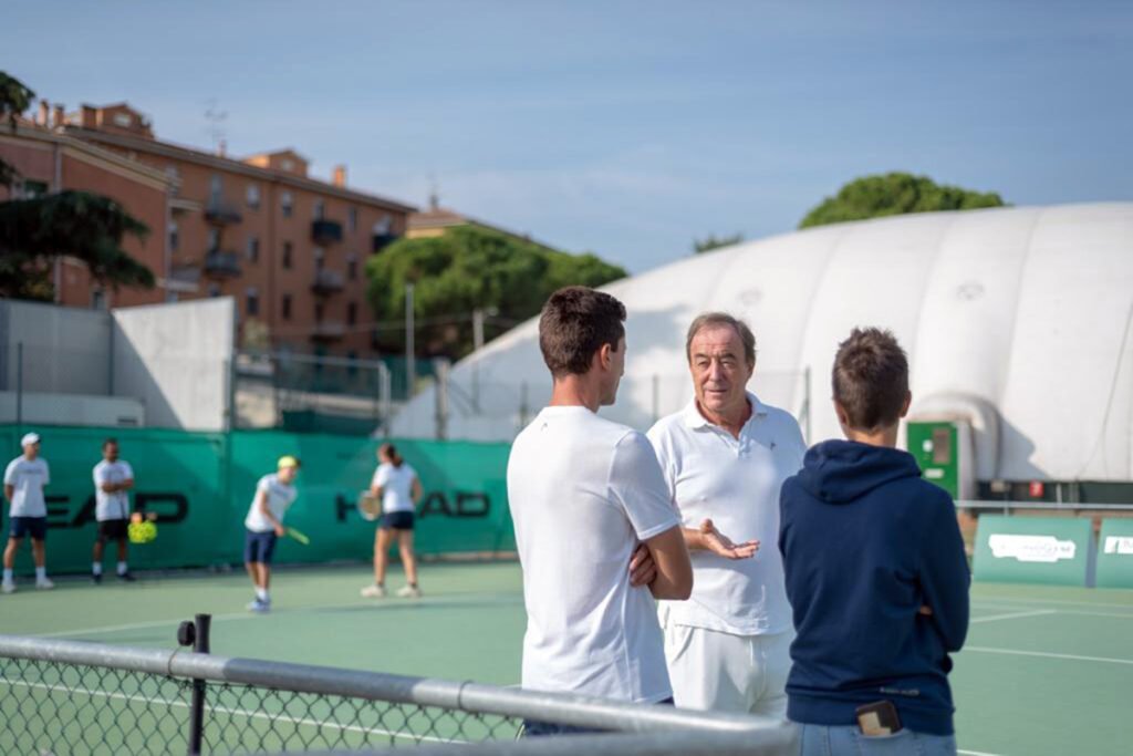 Riccardo Piatti impegnato durante uno stage a Bologna: è uno dei tanti progetti del suo Piatti Tennis Center