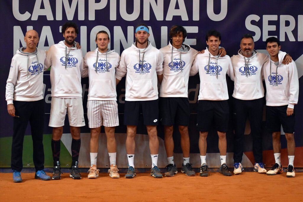 La formazione di Serie A1 del Tennis Club Crema. Da sinistra: Fabio Delfini (vice cap.), Robin Haase, Lorenzo Bresciani, Samuel Vincent Ruggeri, Leonardo Cattaneo, Andrea Arnaboldi, Armando Zanotti (cap.) e Giacomo Nava (foto GAME)