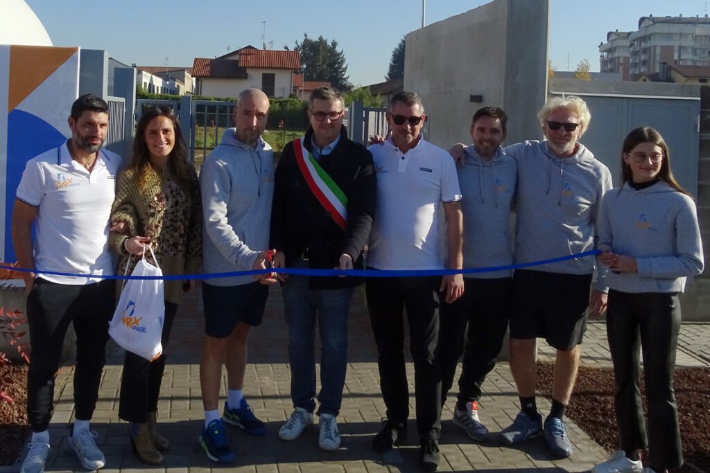 La cerimonia del taglio del nastro da parte di Andrea Cassani (sindaco della città di Gallarate), Claudia Maria Mazzetti (assessore allo sport) e i soci fondatori di Arx Padel