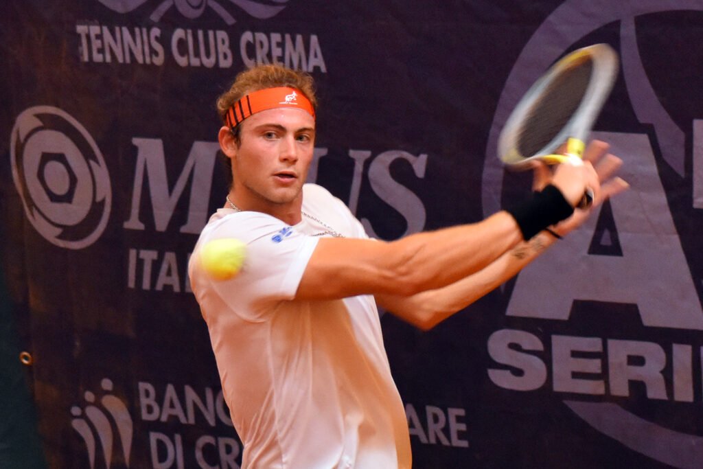Lorenzo Bresciani, elemento del vivaio del Tennis Club Crema, è tornato al successo in Serie A1 vincendo la battaglia contro Marco Miceli (foto GAME)