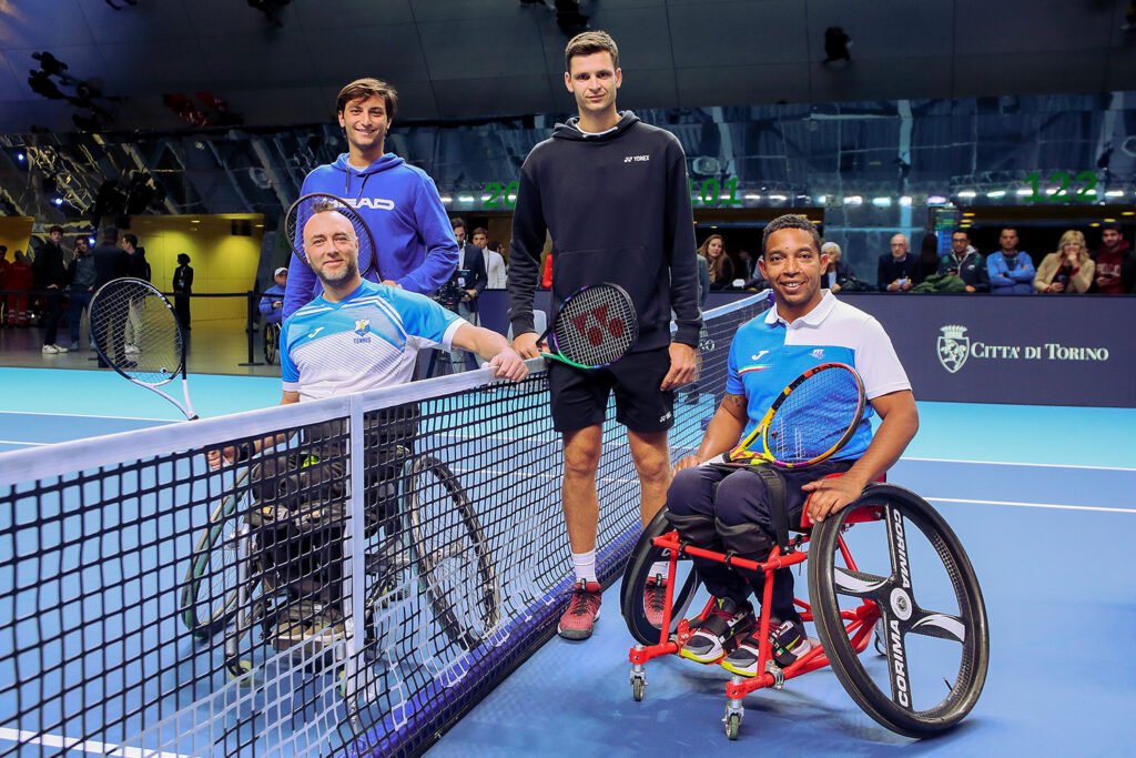 Edgar Scalvini con i tre compagni del match d'esibizione giocati alle Nitto ATP Finals di Torino, fra i quali il numero 11 del mondo Hubert Hurkacz (foto Giampiero Sposito)