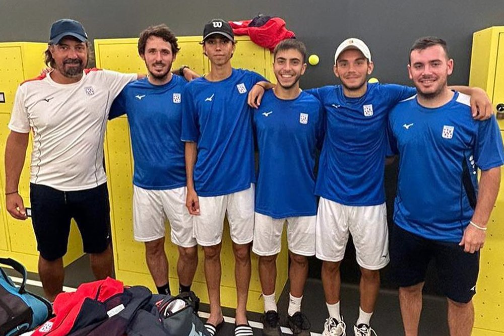 La formazione di Serie A2 maschile del Tennis Club Cagliari, che ha conquistato il primo punto stagionale pareggiando 3-3 con la Canottieri Padova