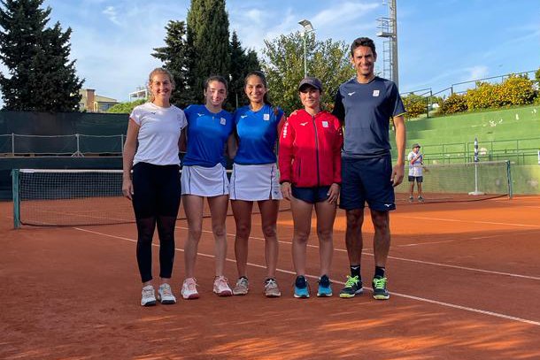 La formazione di Serie A2 femminile del Tc Cagliari che ha superato la Tennis Training. Da sinistra: Candela Bugnon (vice cap.), Marcella Dessolis, Barbara Dessolis, Beatrice Zucca e Martin Vassallo Arguello (cap.)