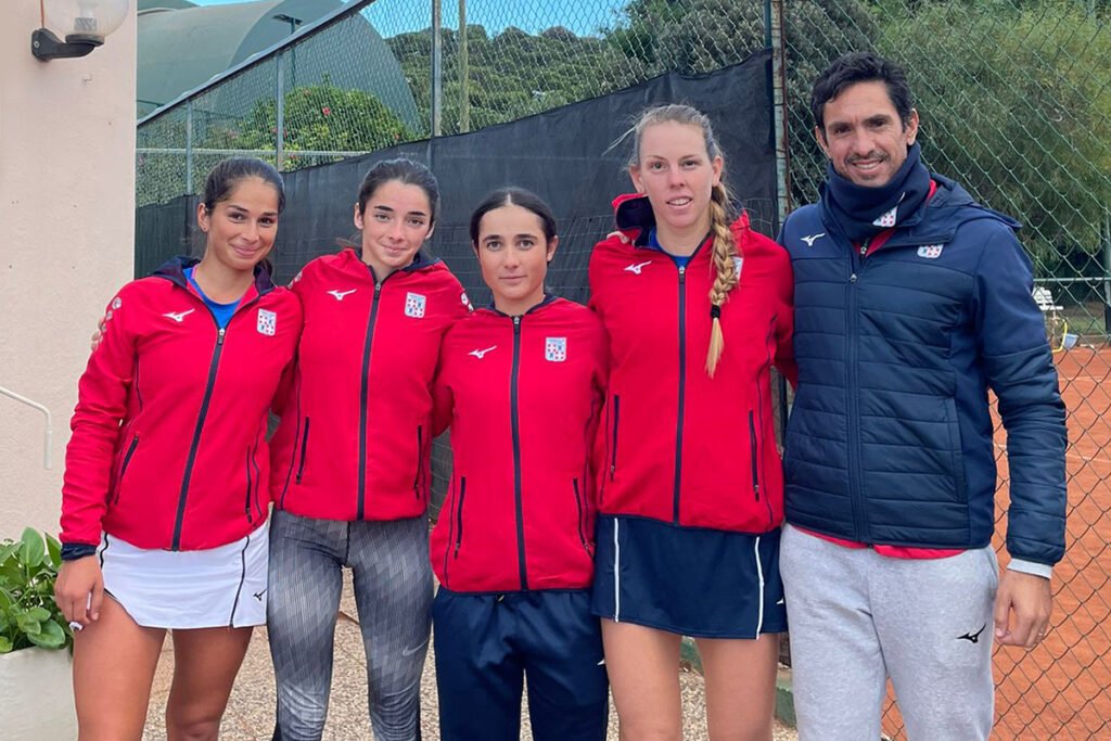 La formazione di Serie A2 femminile del Tennis Club Cagliari. Da sinistra: Barbara Dessolis, Marcella Dessolis, Beatrice Zucca, Despina Papamichail e il capitano Martin Vassallo Arguello