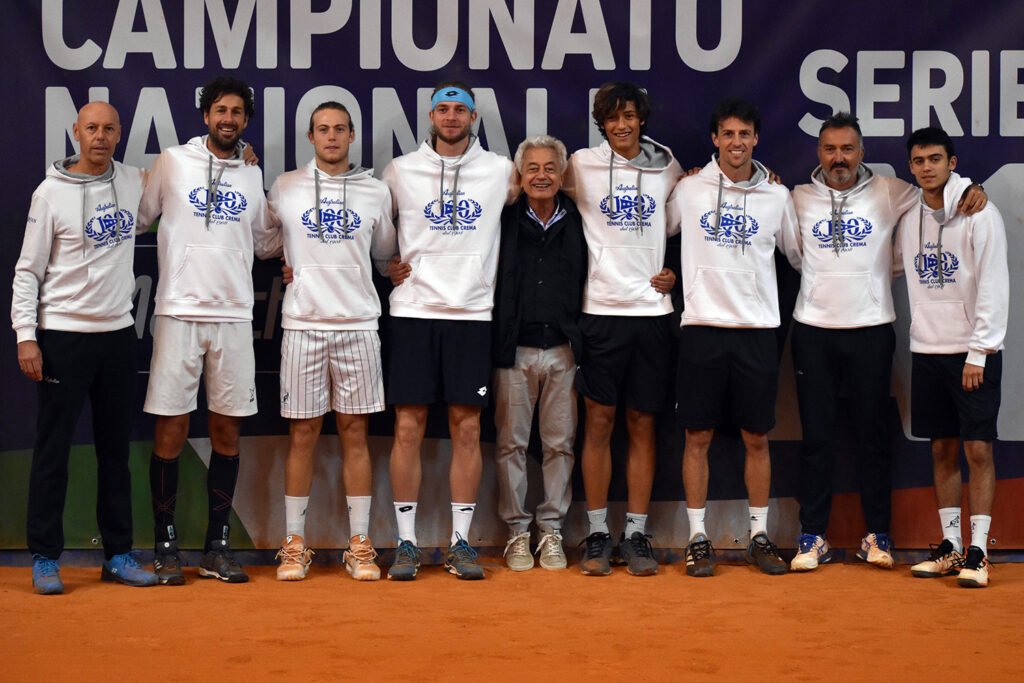 La formazione del Tennis Club Crema che ha conquistato la salvezza nel campionato di Serie A1. Da sinistra: Fabio Delfini (vice cap.), Robin Haase, Lorenzo Bresciani, Samuel Vincent Ruggeri, Stefano Agostino (presidente Tc Crema), Leonardo Cattaneo, Andrea Arnaboldi, Armando Zanotti (cap.) e Giacomo Nava (foto GAME)