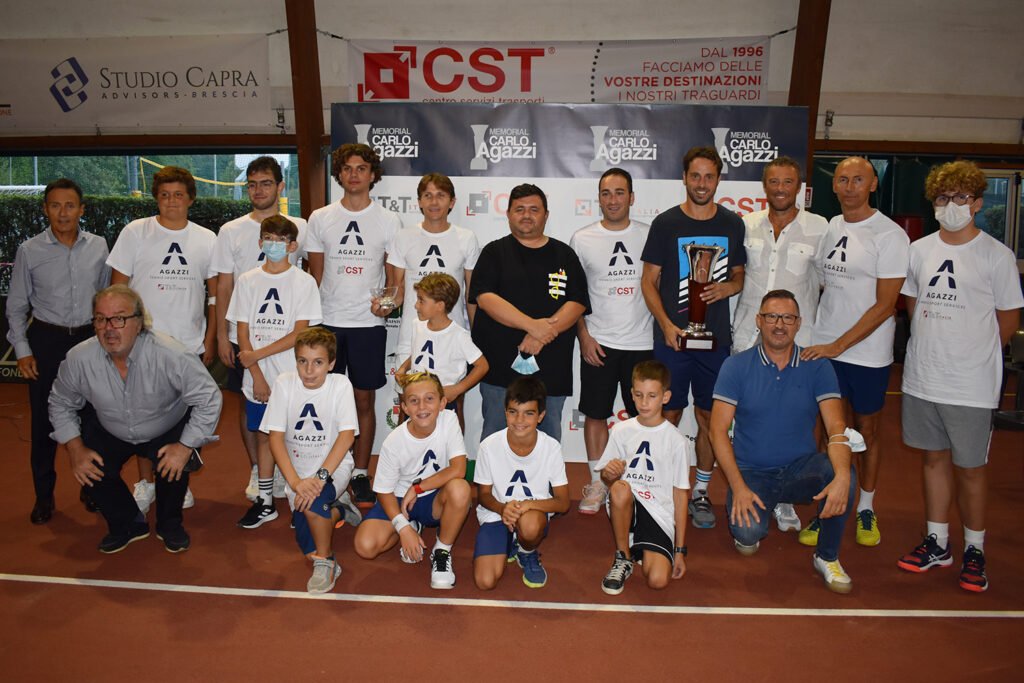 Un'immagine dell'evento del Memorial Carlo Agazzi del settembre 2021, che ha portato Paolo Lorenzi (col trofeo) in campo con i ragazzi del Palaiseo (foto GAME)