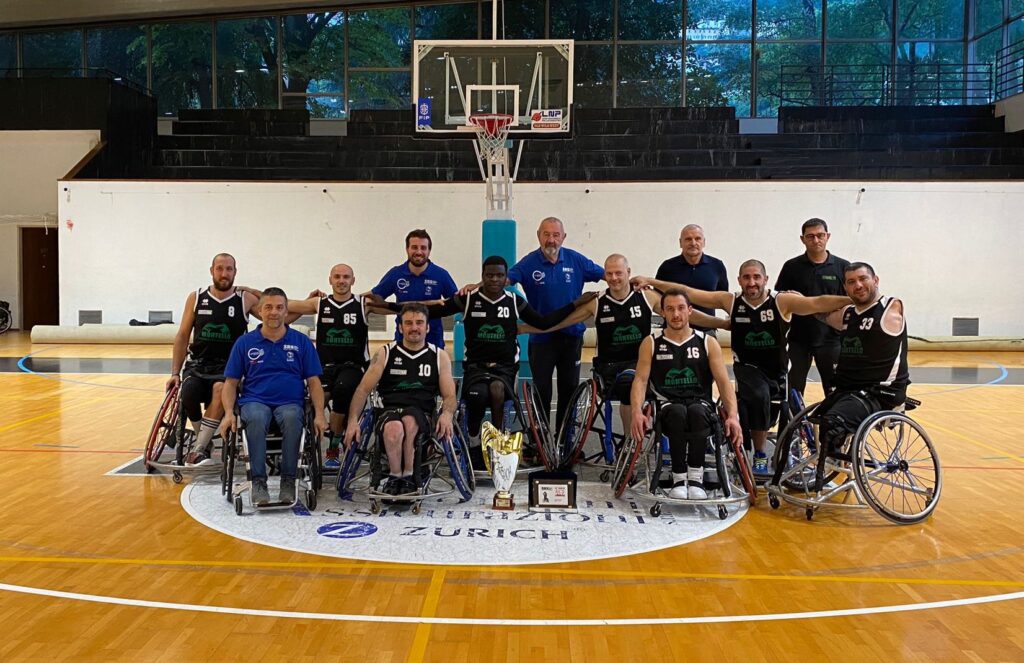 Il gruppo della SBS Montello Bergamo, che ha raggiunto la salvezza nella Serie A di basket in carrozzina