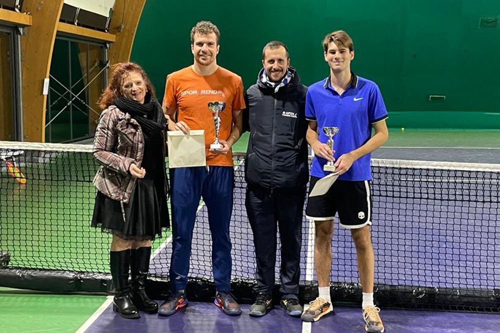 La premiazione del Memorial Polotti Caterina del Tennis Club Lumezzane, vinto da Paolo Calore (sinistra) contro Luca Toscani