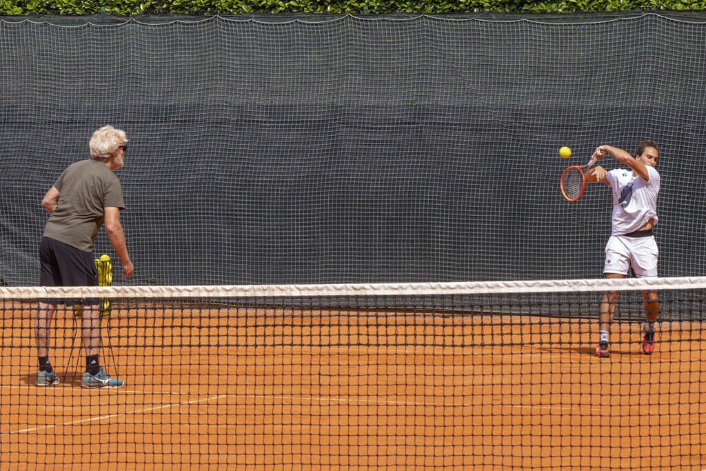 Coach Fabio Chiappini al lavoro con Mattia Bellucci: l'obiettivo per il 2023 è accompagnare il varesino nei primi 100 del ranking mondiale Atp