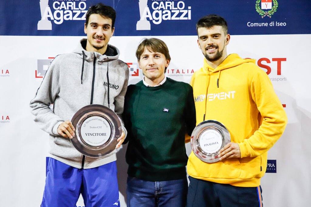 La premiazione della tredicesima edizione del Memorial Carlo Agazzi - Trofeo CST. Da sinistra: il vincitore Lorenzo Sonego, Andrea Agazzi (direttore del torneo) e il finalista Gabriele Bosio (foto Roberta Corradin)