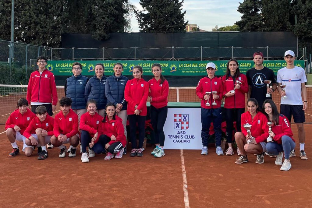Alcuni dei premiati dell'edizione 2022 dei Campionati Sardi Assoluti, in posa con raccattapalle e ufficiali di gara