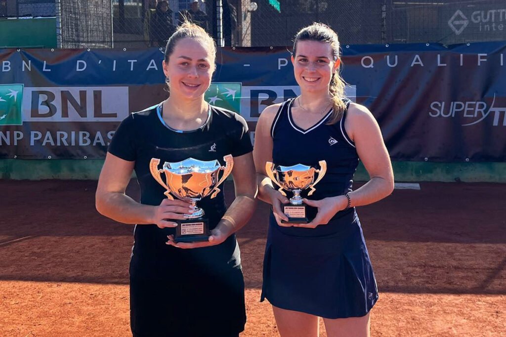 La premiazione femminile dell'Open BNL del Tennis Club Cagliari, vinto da Anastasia Grymalska (sinistra) in finale contro Chiara Catini