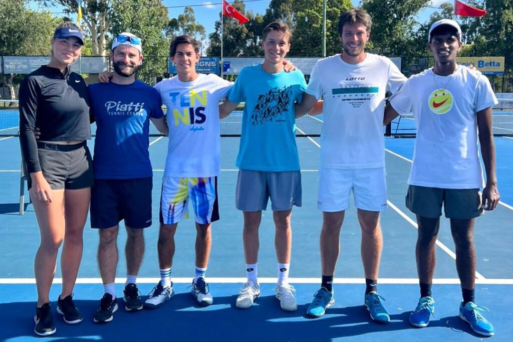 Atleti e tecnici del Piatti Tennis Center in Australia. Da sinistra: Ela Nala Milic, Dragoljub Kladarin (preparatore atletico), Lorenzo Carboni, Andrii Zimnokh, Gianluigi Quinzi (coach) e Manas Dhamne