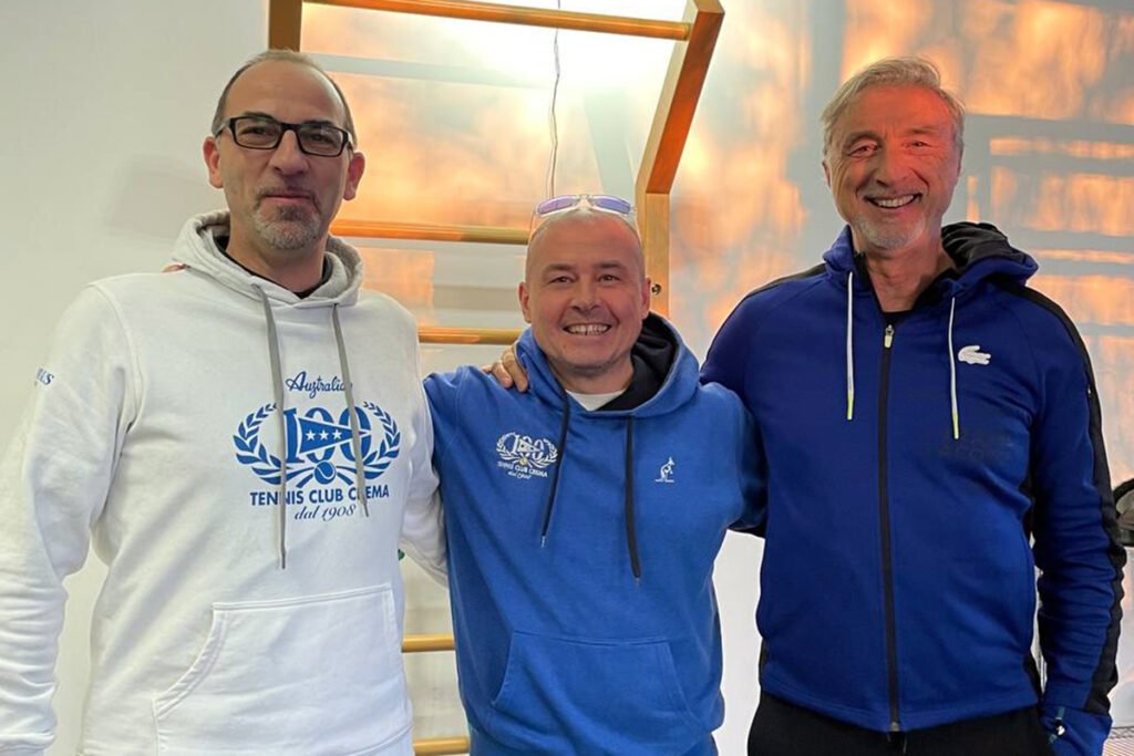 Marco Panichi (destra) con Matteo Tognon (al centro, coordinatore tecnico del Tennis Club Crema) e Alessandro Cè, responsabile della preparazione atletica