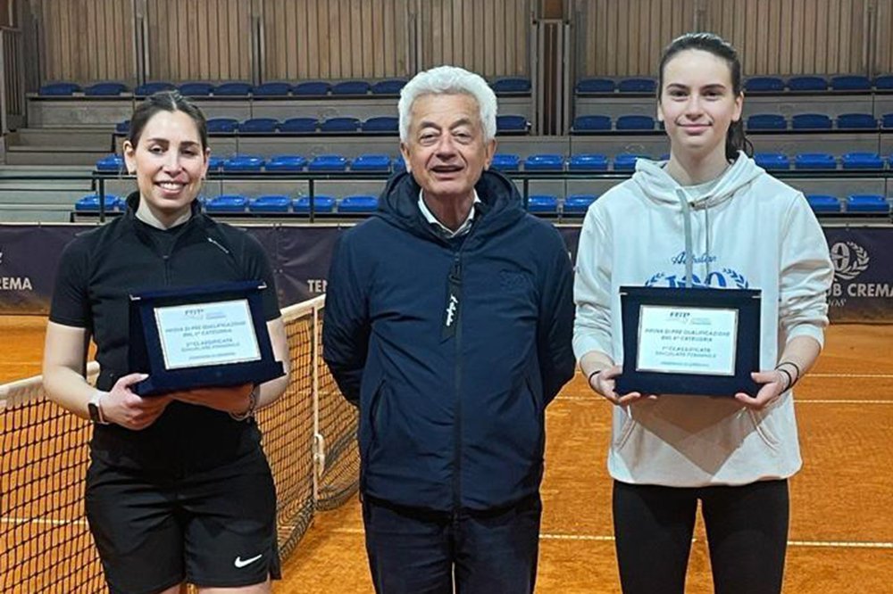 La premiazione del singolare femminile del quarta categoria BNL del Tc Crema. Da sinistra: Alessia Miceli (finalista), Stefano Agostino (presidente Tc Crema) e Sofia Zanotti (vincitrice)