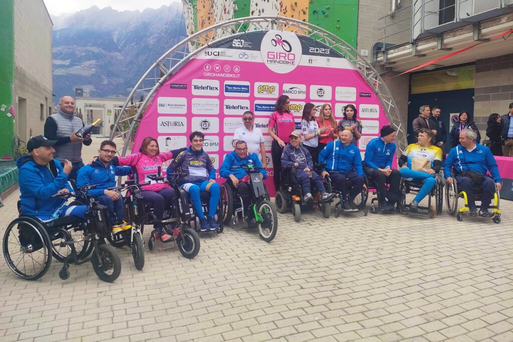 Il gruppo di atleti dell'Active Team La Leonessa che ha partecipato a Merano alla prima tappa del Giro Handbike, conquistando la maglia rossa di "Fast team"