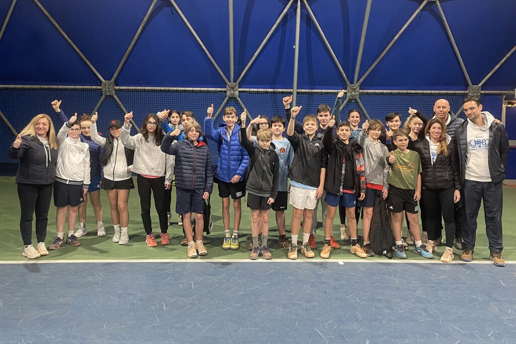 Alcuni insegnanti del Tc Crema con un gruppo di ragazzi. Il progetto Racchette in classe ne coinvolgerà circa 900