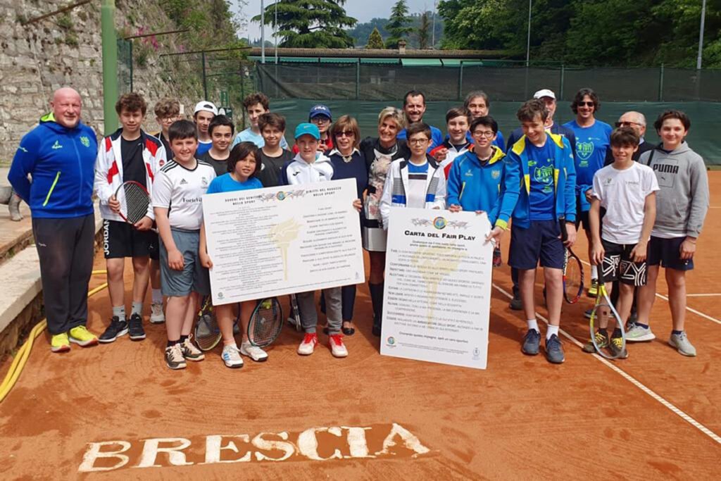 Un'immagine della consegna delle carte del Panathlon ai dirigenti e ai ragazzi del Tennis Forza e Costanza