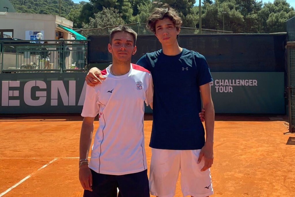 Alberto Sanna (destra) e Nicola Porcu, compagni d'allenamento e avversari nella finale dell'Open del Tc Cagliari. Il primo si è aggiudicato una wild card per le qualificazioni del Super Challenger al via lunedì