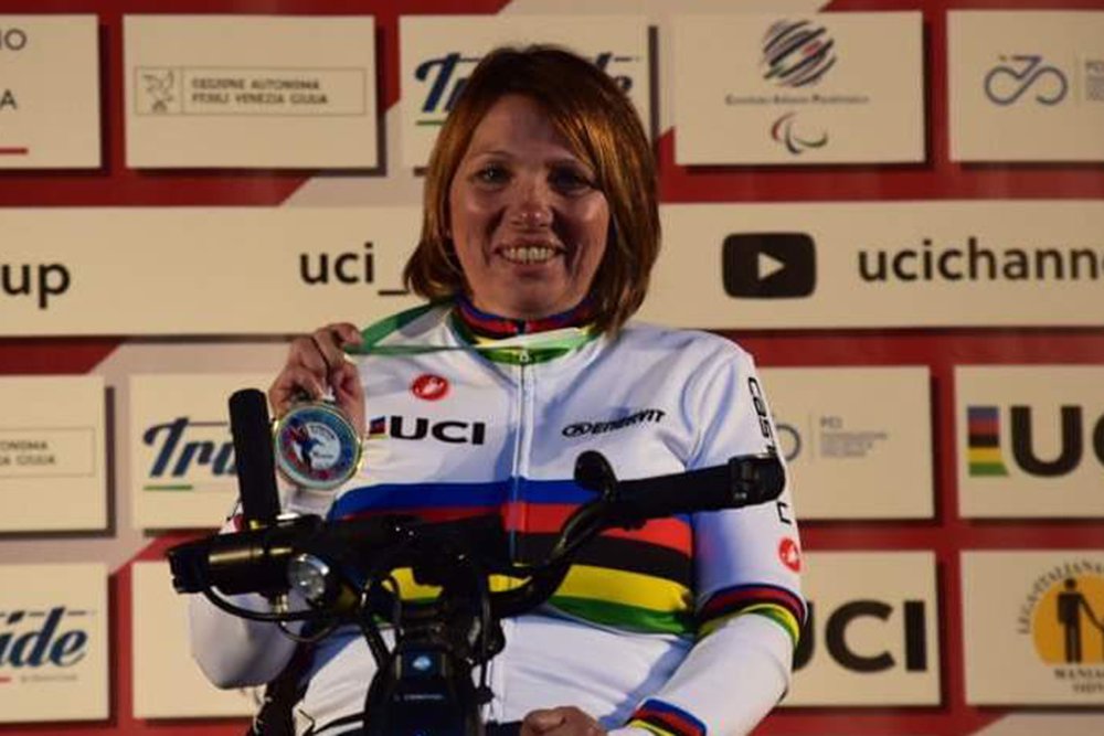 Simona Canipari premiata con la medaglia d'oro per il doppio successo nella gara di Coppa del Mondo di Maniago (Pordenone)