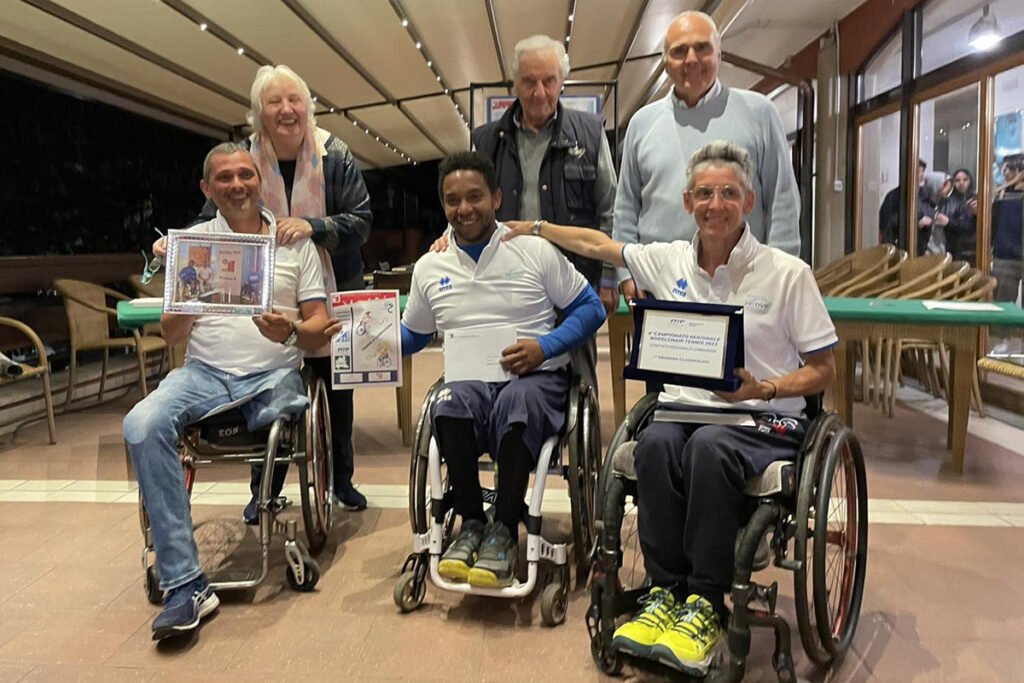 Il terzetto di atleti del team Active Sport "A" che ha conquistato il titolo regionale a squadre di tennis in carrozzina. Da sinistra: Alberto Saja, Edgar Scalvini e Grazia Lumini