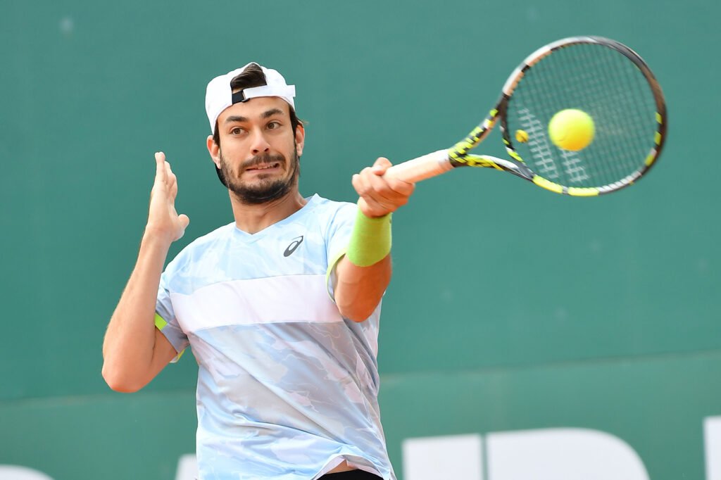 Giulio Zeppieri, classe 2001 da Latina, ha vinto il derby del primo turno del Sardegna Open contro Andrea Vavassori (foto Francesco Panunzio)