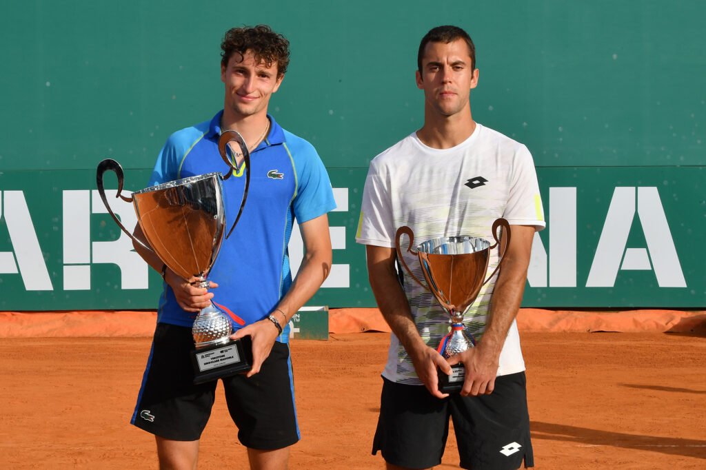 La premiazione della prima edizione del Sardegna Open, vinta dal francese Ugo Humbert (sinistra) nella finale contro il serbo Laslo Djere (foto Francesco Panunzio)