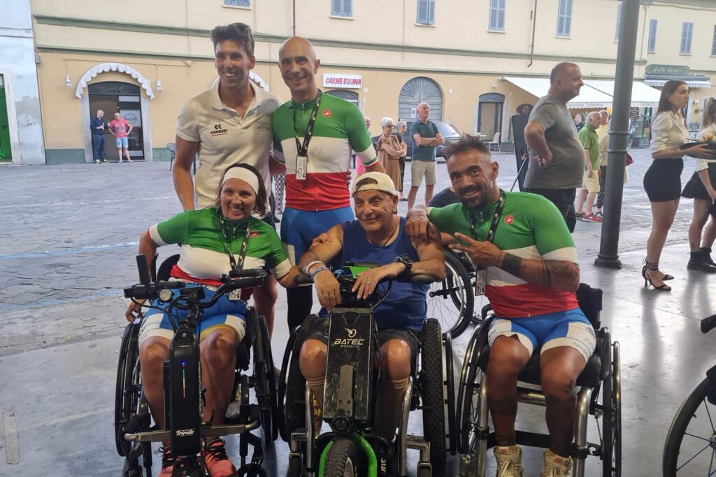 Simona Canipari, Christian Giagnoni e Mirko Pini in posa con Sergio Balduchelli (al centro), capitano dell'Active Team La Leonessa