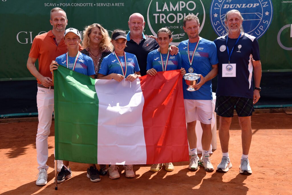 La nazionale under 12 dell'Italia, premiata per la qualificazione alla fase finale della Summer Cup by Dunlop (foto Guido Mor)
