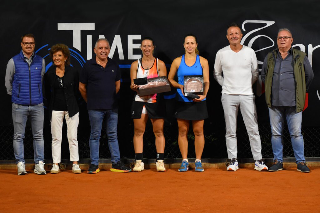 La premiazione dell'Open femminile "Time Office". Da sinistra: Roberto Vavassori (assessore allo sport del Comune di Bagnatica), Chiara Motta (vice presidente FITP Lombardia), Oliviero Terzi (direttore del torneo), Federica Di Sarra (vincitrice), Anastasia Grymalska (finalista), Cristian Brevi (Time Office), Gianluigi Terzi (delegato provinciale FITP) (foto GAME)