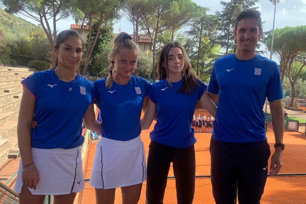 La formazione "A" del Tennis Club Cagliari, sconfitta per 3-1 nella trasferta a Prato