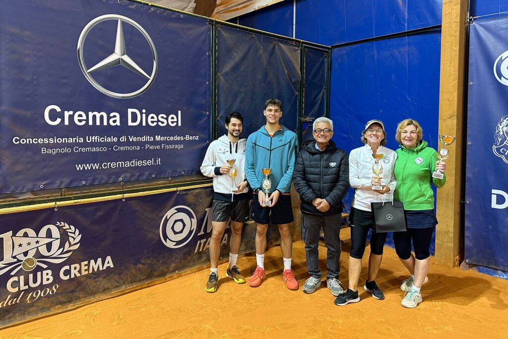 I quattro finalisti del 1° Trofeo Crema Diesel con Stefano Agostino, presidente del Tennis Club Crema