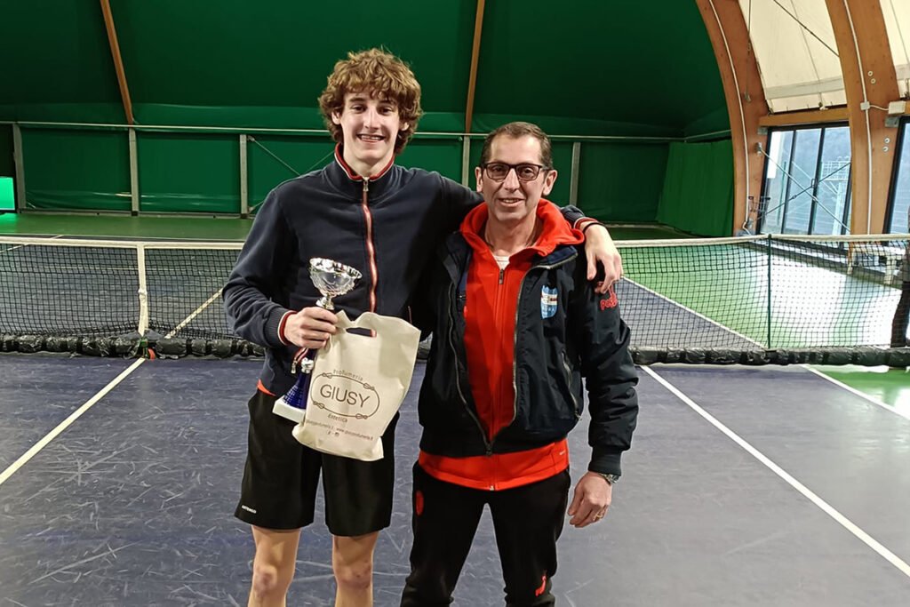 Giorgio Gnutti premiato per il successo da Roberto Polotti, fratello di Caterina