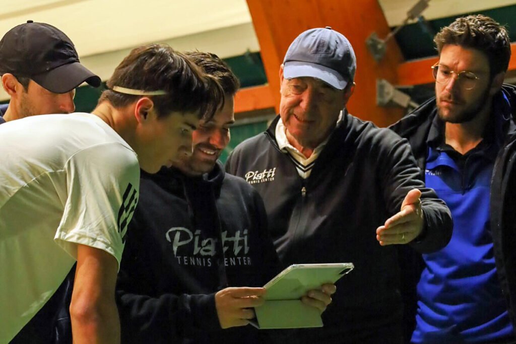 Riccardo Piatti al lavoro con lo staff del Piatti Tennis Center