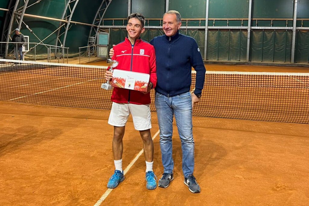 Nicola Porcu, vincitore del singolare maschile ai Campionati Sardi Assoluti, premiato da Andrea Lecca, recordman di successi nella competizione