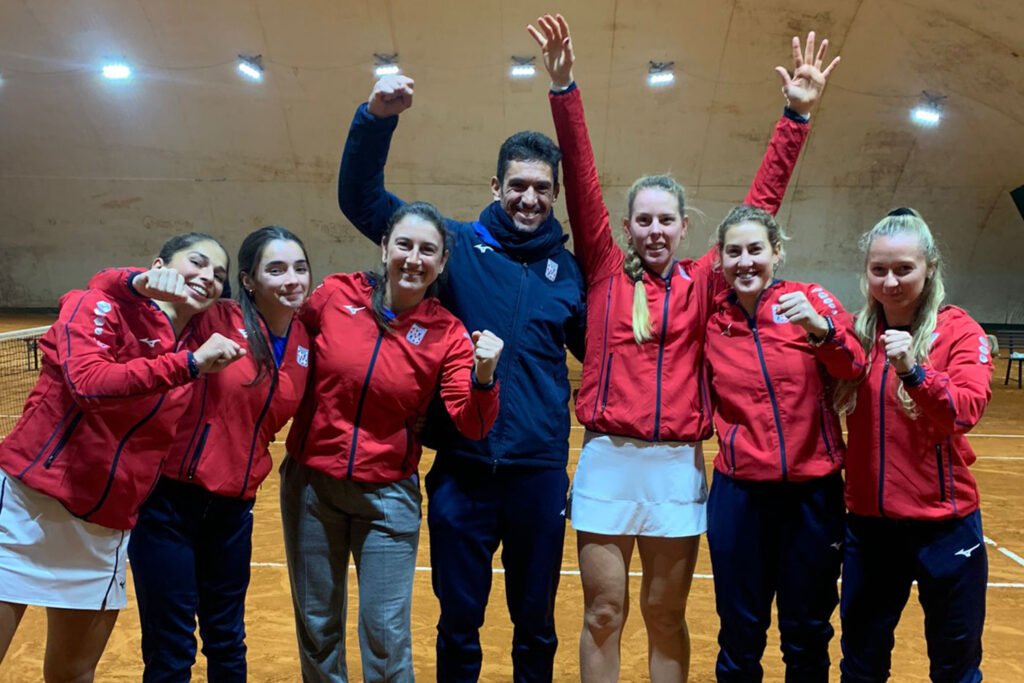 La formazione del Tennis Club Cagliari, promossa in Serie A1. Da sinistra: Barbara Dessolis, Marcella Dessolis, Nuria Brancaccio, Martin Vassallo Arguello (cap.), Despina Papamichail, Candela Bugnon (vice cap.) e Alessandra Mazzola