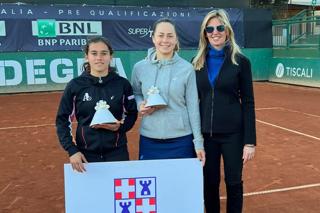 La premiazione del tabellone di singolare femminile dell'Open BNL del Tc Cagliari. Da sinistra: Isabella Maria Serban (vincitrice), Anastasia Grymalska (finalista) e Lodovica Binaghi (consigliera responsabile del settore agonistico del Tc Cagliari)