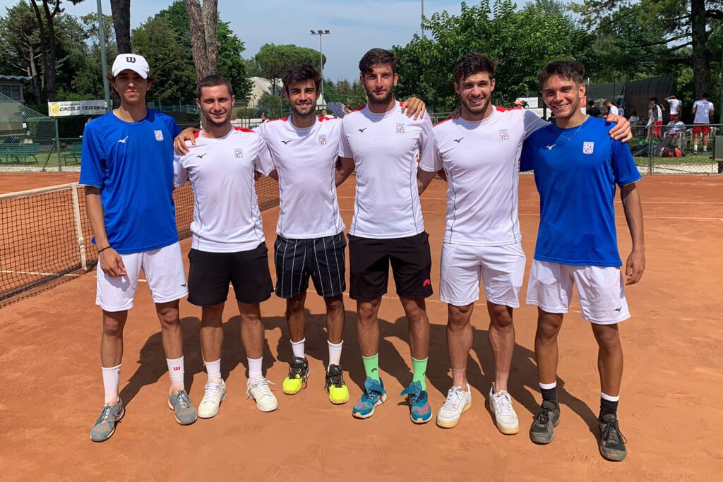 La formazione di Serie B1 maschile del Tennis Club Cagliari, presto a caccia del ritorno in Serie A2